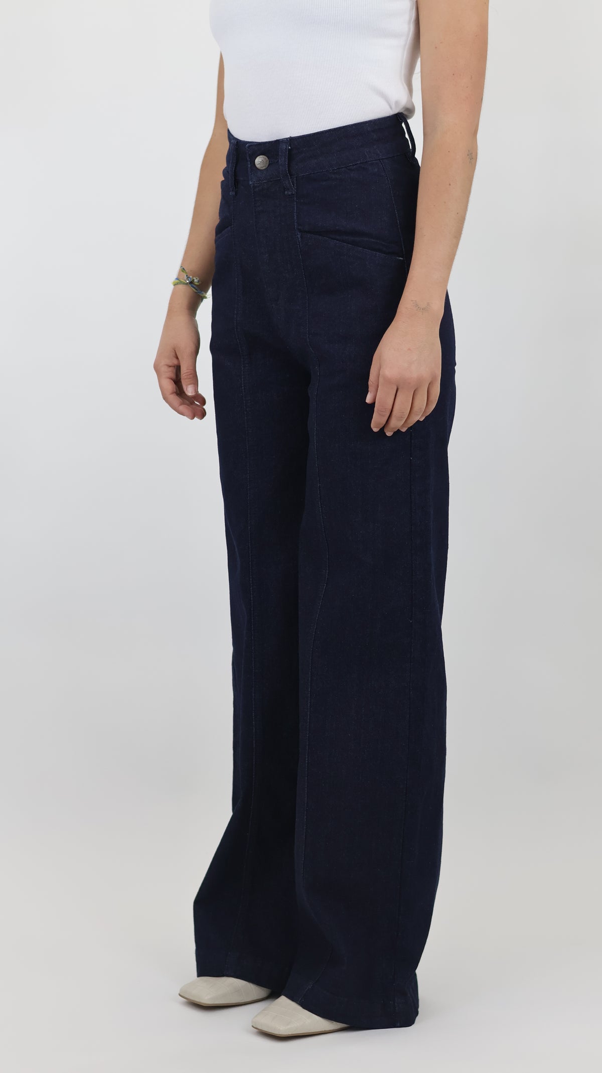 Women’s High-Waist Wide-Leg Jeans – Elegant Minimal Fit