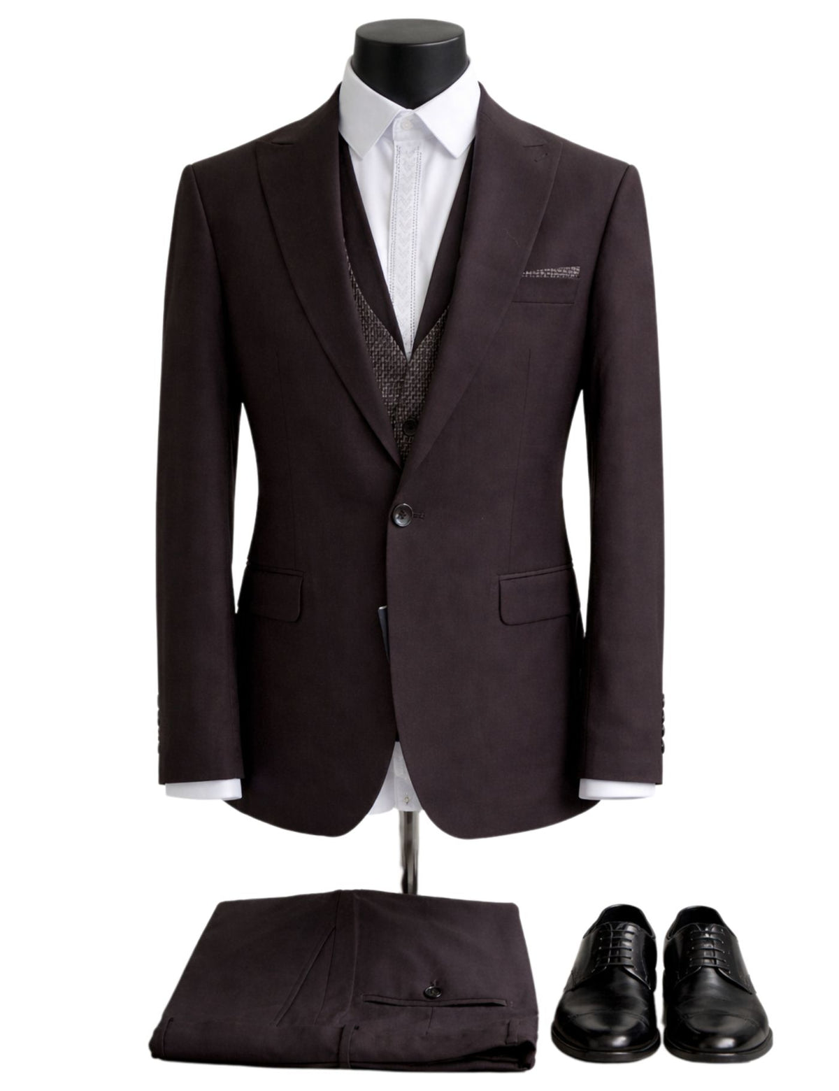 Edgers Men’s Three-Piece Suit.(FFF)
