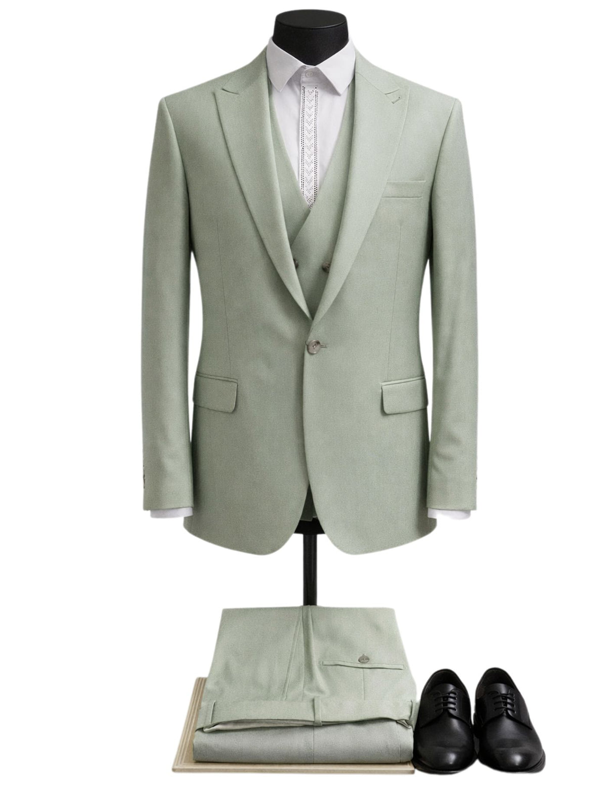 Edgers Men’s Three-Piece Suit.(FFF)