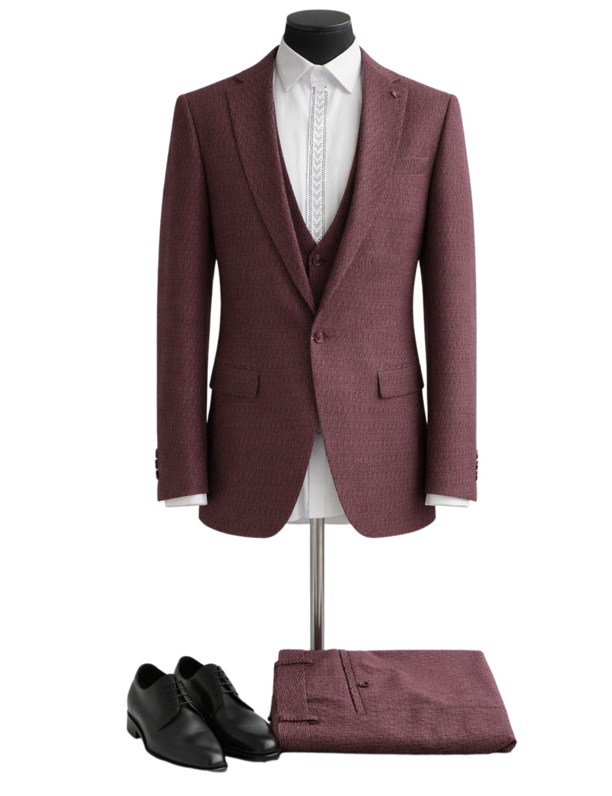 Three-piece suit.(FFF)