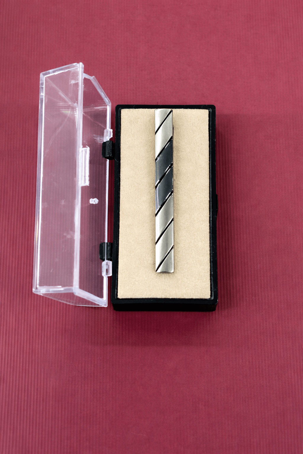 Silver & Gunmetal Diagonal Stripe Tie Clip – Classic Men’s Accessory