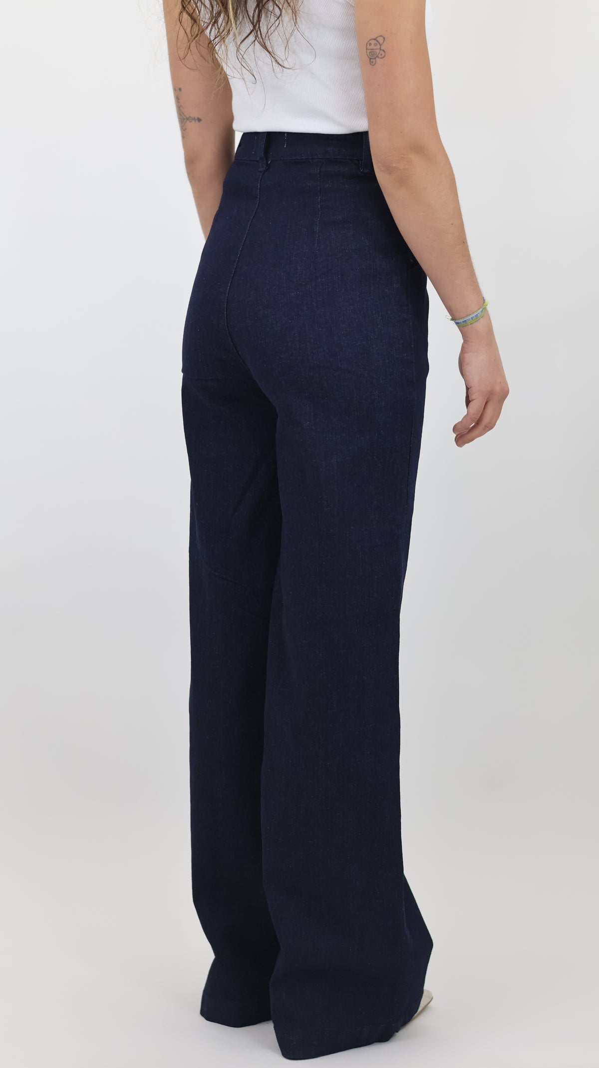 Women’s High-Waist Wide-Leg Jeans – Elegant Minimal Fit