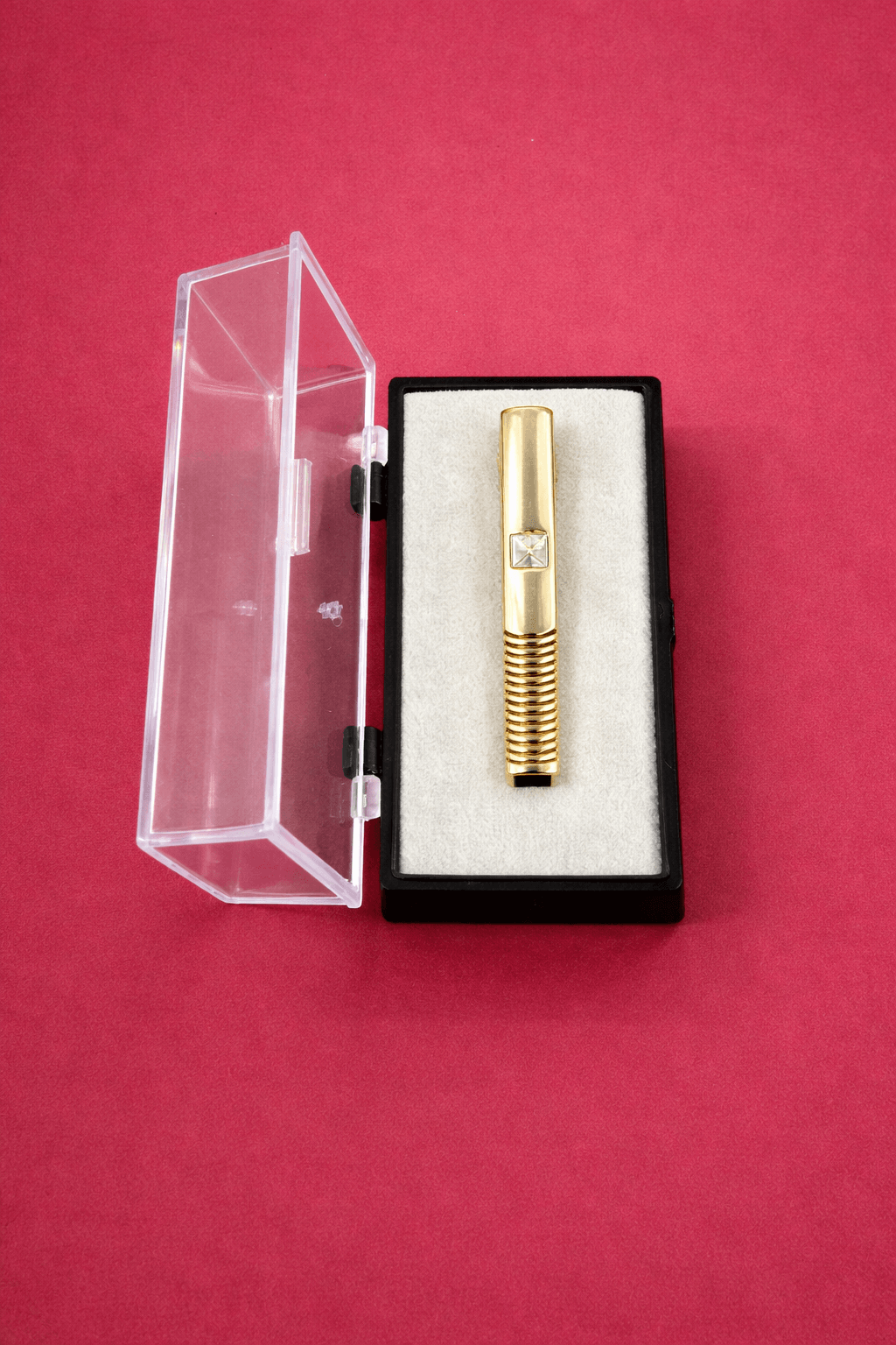 Gold Ribbed Tie Clip with Crystal Detail – Elegant Men’s Formal Accessory