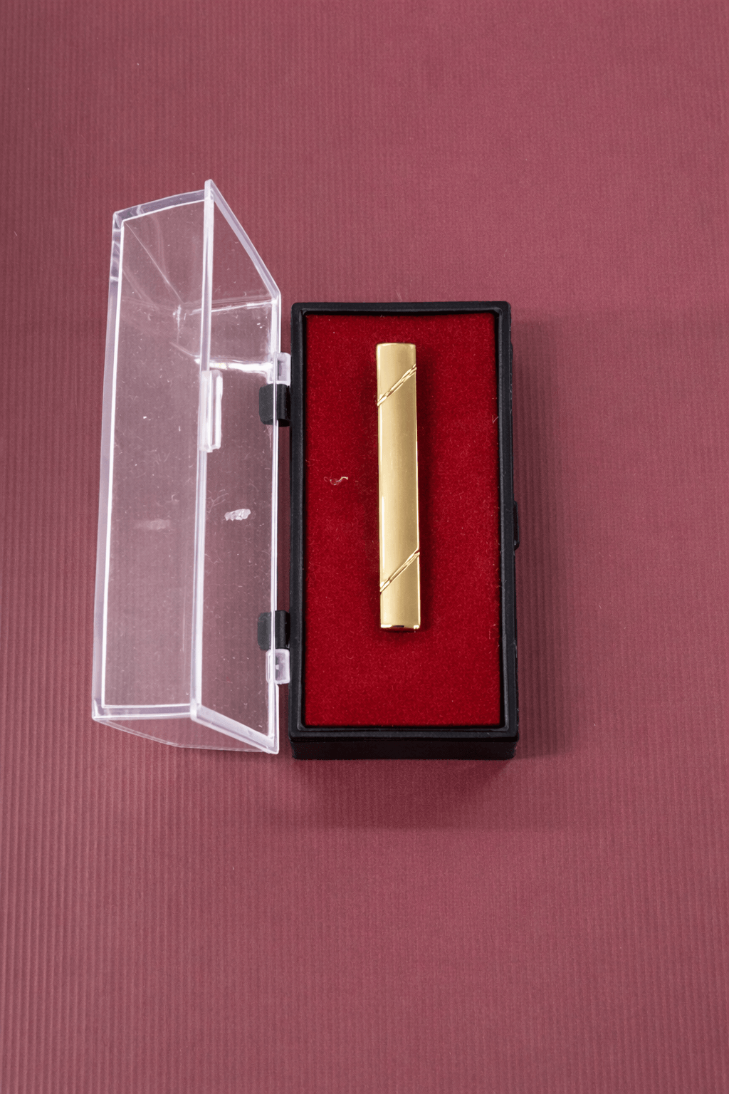 Elegant Gold Tie Clip – Diagonal Detail